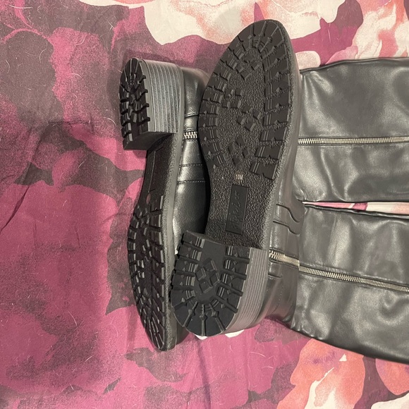 Beautiful black boots - Picture 3 of 3